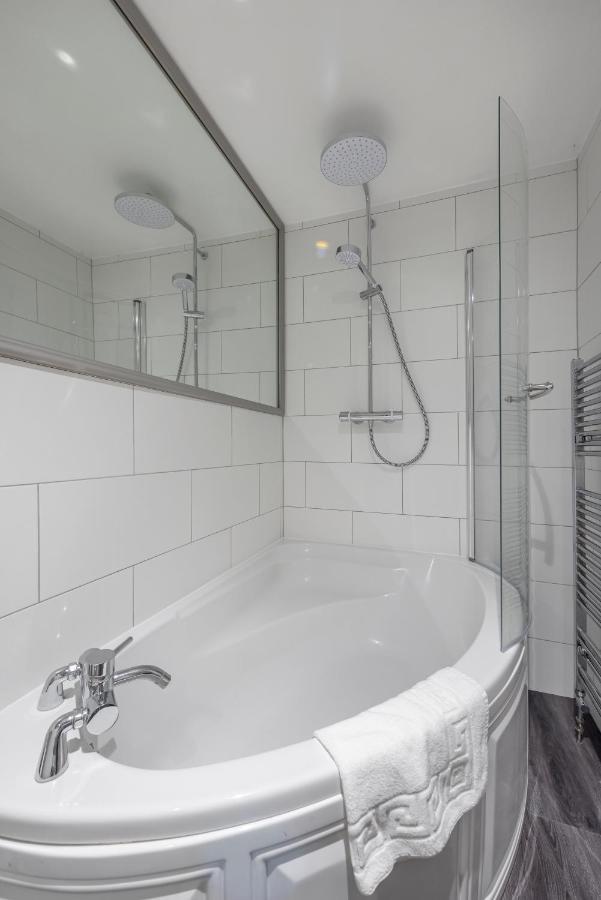Petty France Cotswold Manor House - Country House Retreat With Hot Tub, Ideal For Large Groups מראה חיצוני תמונה